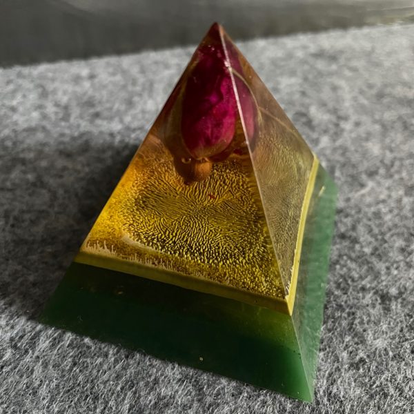 Pyramide vert avec fleur 6 cm