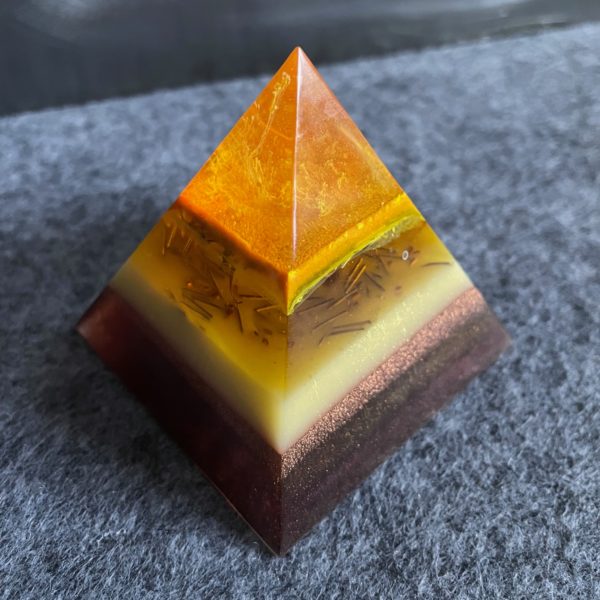 Pyramide brun-orange 6 cm