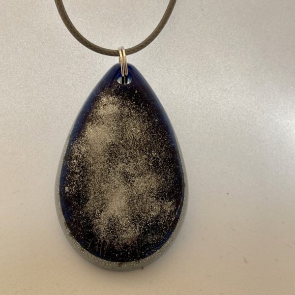 Pendentif bleu-argenté