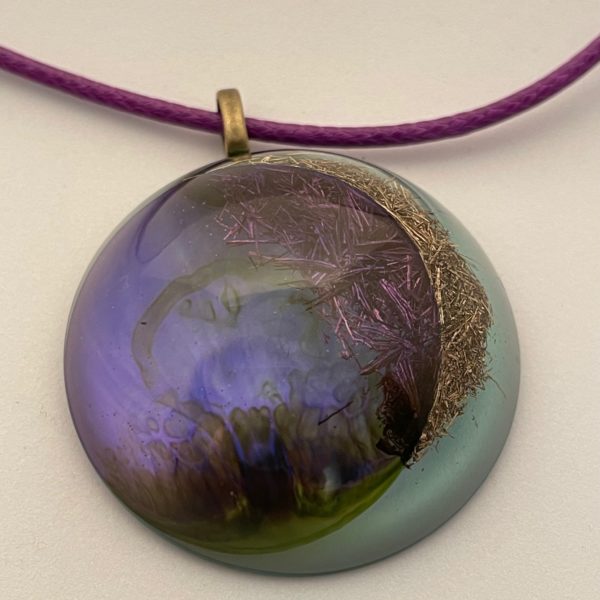 Pendentif violet-vert