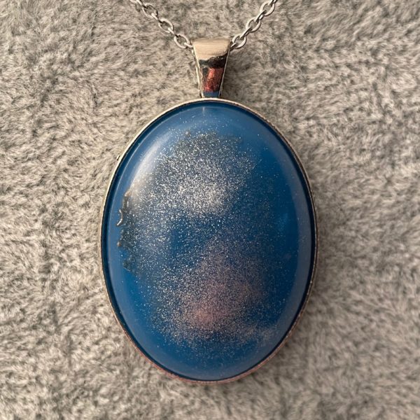 Pendentif bleu argenté