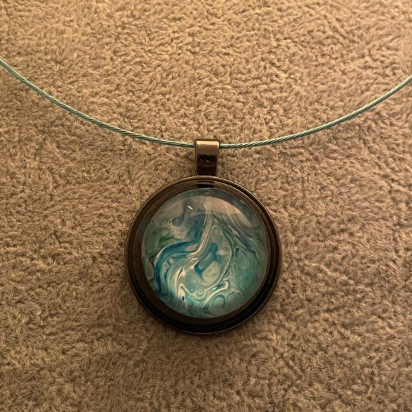 Pendentif mouvements bleus