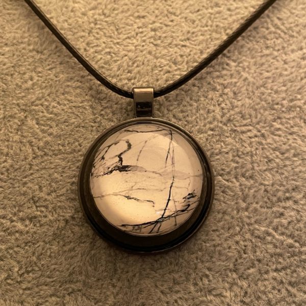 Pendentif noir et blanc