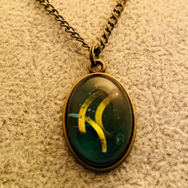 Pendentif bleu transparent