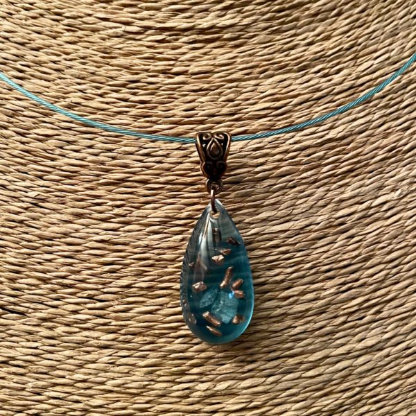 Pendentif bleu clair transparent