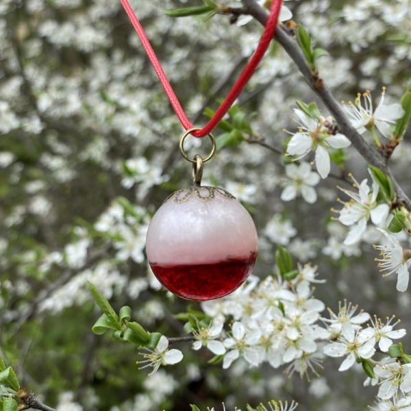 Collier sphère blanc-rouge