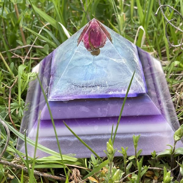 Pyramide violette avec rose